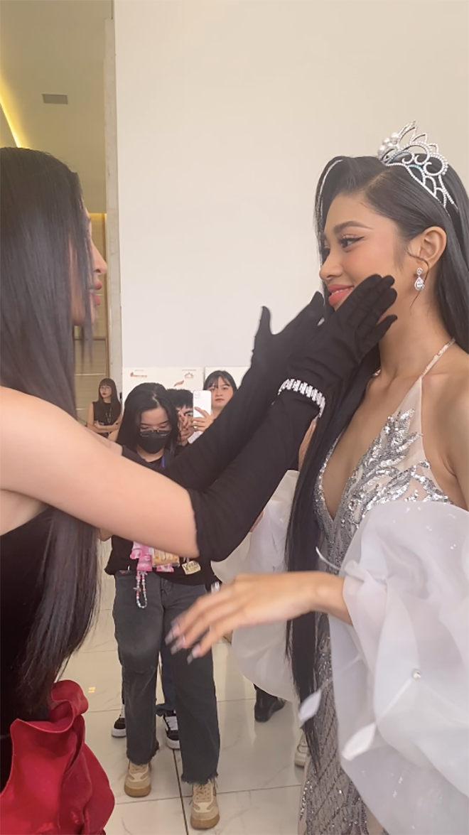 Phương Nhi hướng dẫn Minh Kiên vuốt tóc, công khai nựng mặt 'đàn em'.