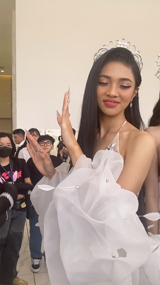 Á hậu Minh Kiên đưa tay từ chối tình cảm của Phương Nhi.