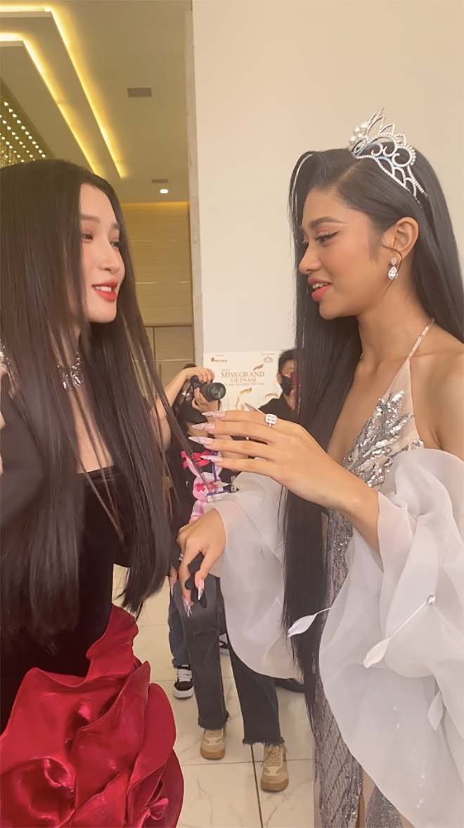 Á hậu Phương Nhi và Á hậu Minh Kiên trong lúc chờ xếp hàng lên thảm đỏ.