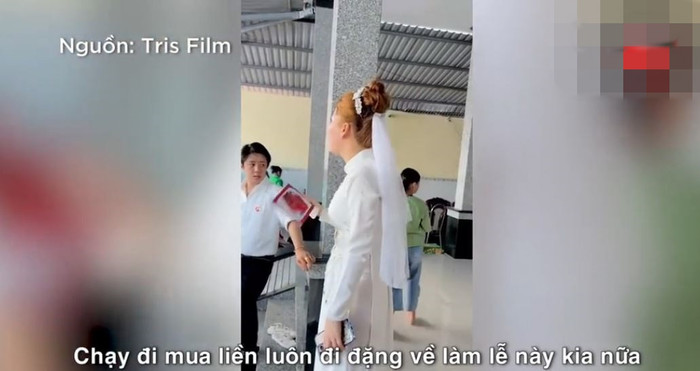 Sốt ruột vì mất điện đúng ngày vui của mình, cô dâu nhắn người nhà đi mua máy phát điện để còn kịp làm lễ