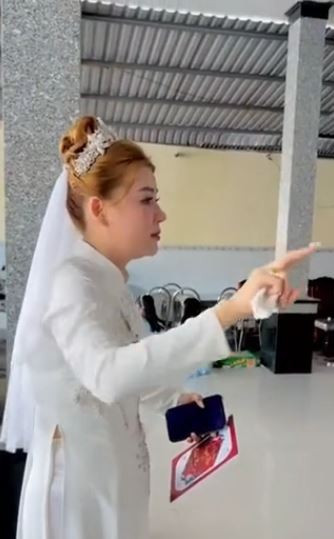 Cô dâu ra hiệu với chú rể, thông báo về việc mua máy phát điện hết 20 triệu đồng