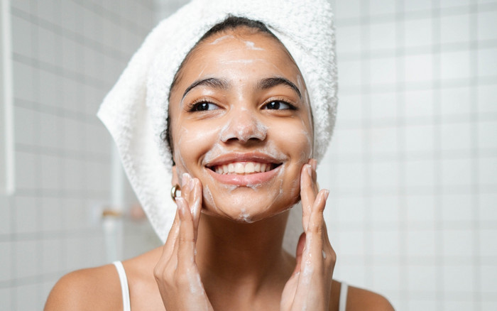 6 thói quen buổi sáng tưởng có lợi nhưng đang âm thầm hủy hoại làn da của bạn Ảnh 2