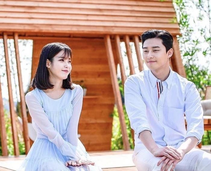 IU làm một việc đặc biệt dành riêng cho Park Seo Joon tại phim trường Ảnh 2