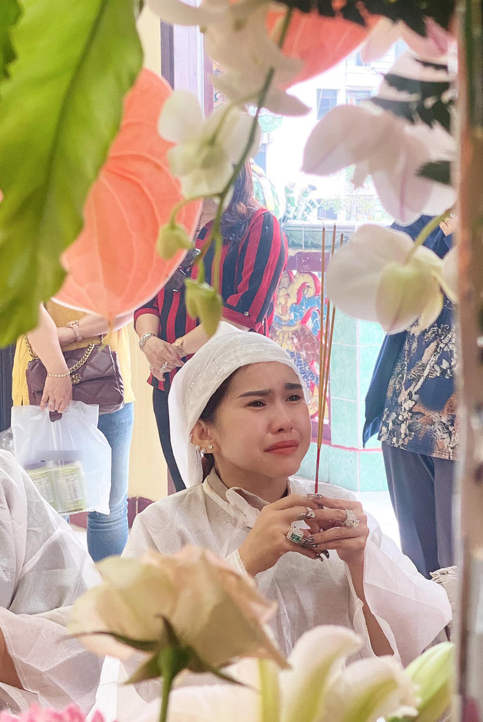 Dù mẹ của nghệ sĩ Bình Tinh - cố soạn giả Bạch Mai đã qua đời khá lâu, song Bình Tinh cho biết mẹ cô vẫn bị lôi vào những ồn ào.
