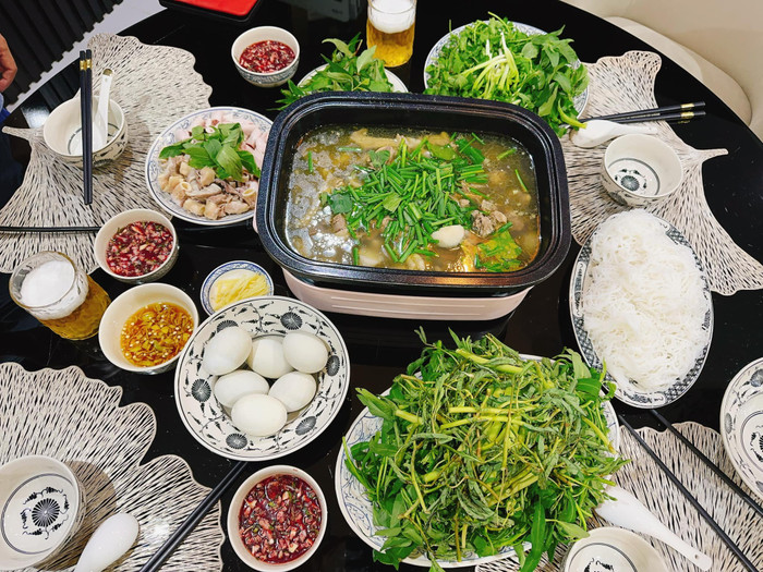 Từ khi về chung một nhà với Shark Bình, Phương Oanh liên tục trổ tài nấu nướng chiêu đãi chồng. (Ảnh: FBNV)