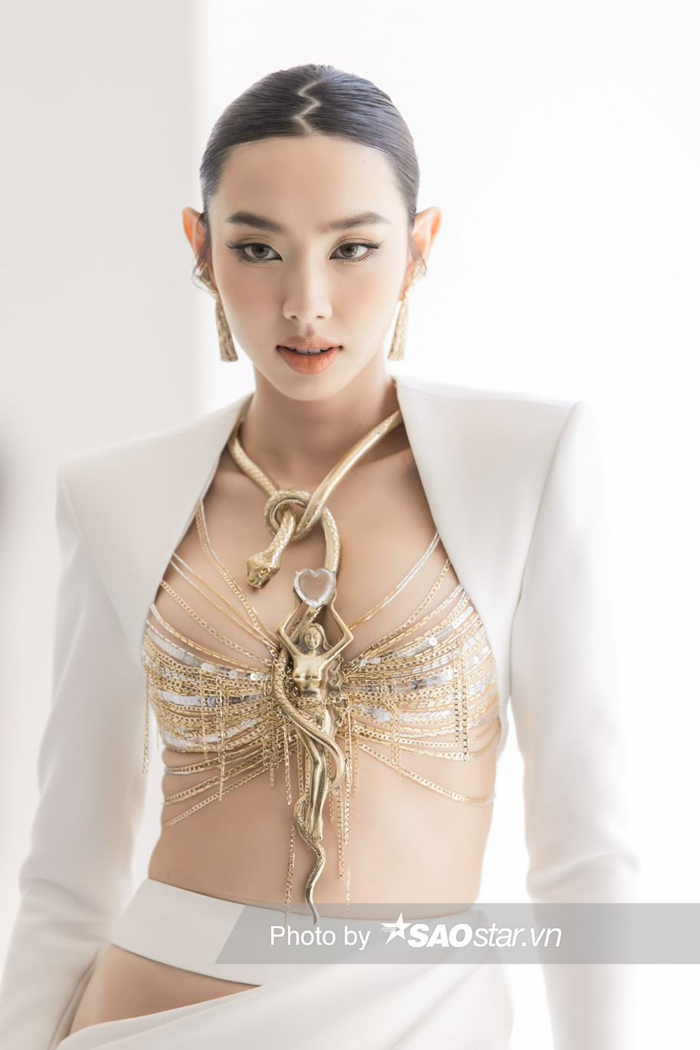 Cô sinh năm 1998, đến từ TP. HCM. Thùy Tiên có ba lần dự thi nhan sắc như Hoa hậu Việt Nam 2018 (Top 5), Hoa hậu Quốc tế 2018 (không đạt thành tích), Hoa hậu Hòa bình Quốc tế 2021 (chiến thắng). Hiện tại, người đẹp đang là một trong những nàng hậu đắt show nhất của làng giải trí Việt. 