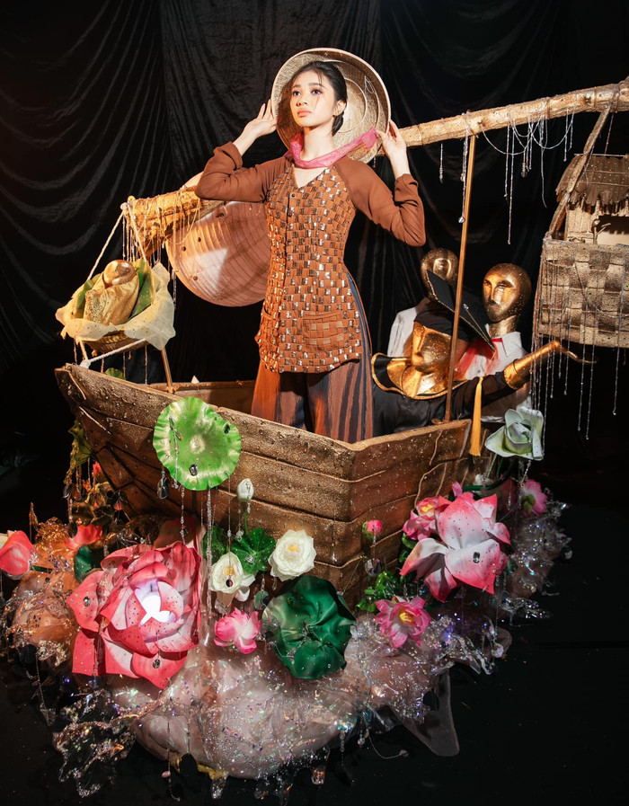 Á hậu Minh Kiên gây xúc động khi trình diễn trang phục 'Gánh mẹ' tại phần thi trang phục dân tộc nằm trong khuôn khổ Miss Grand Vietnam 2023. 