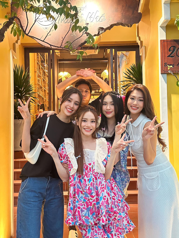 Hoa hậu Tiểu Vy - Hoa hậu Thiên Ân và Hoà Minzy tạo dáng nhí nhố bên cạnh vợ chồng Trường Giang - Nhã Phương. 