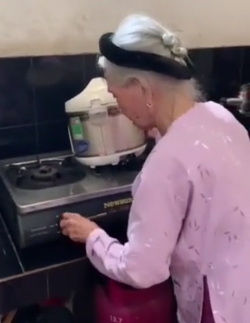 ... Rồi bật lửa