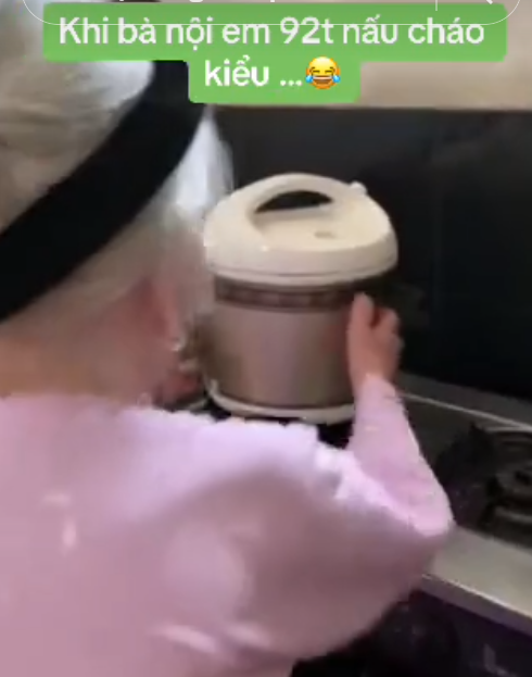 Thay vì cắm điện, cụ bà bê nguyên nồi cơm điện đặt lên bếp ga