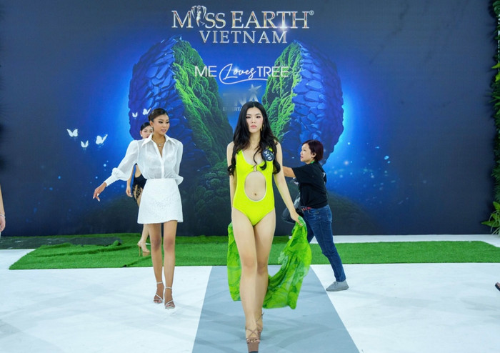 Người đẹp hào hứng tận tình hướng dẫn các thí sinh những bước catwalk, chia sẻ kinh nghiệm từng làm thí sinh của mình.