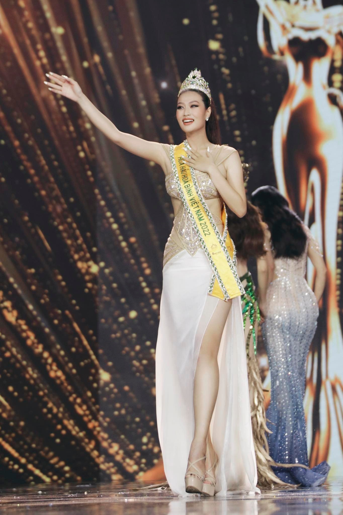 Sau hai câu trả lời ứng xử về hòa bình và giới trẻ trong đêm chung kết Miss Grand Vietnam 2022, người đẹp giành chiến thắng trước Á hậu Quỳnh Châu. 