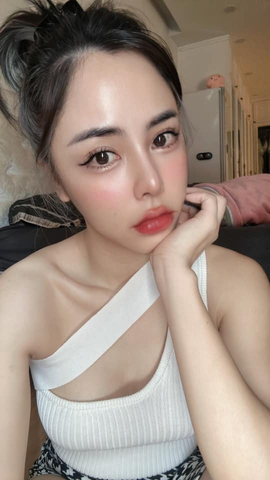 Nữ MC không giấu khỏi sự bất lực trước màn khoe có con của Huỳnh Anh