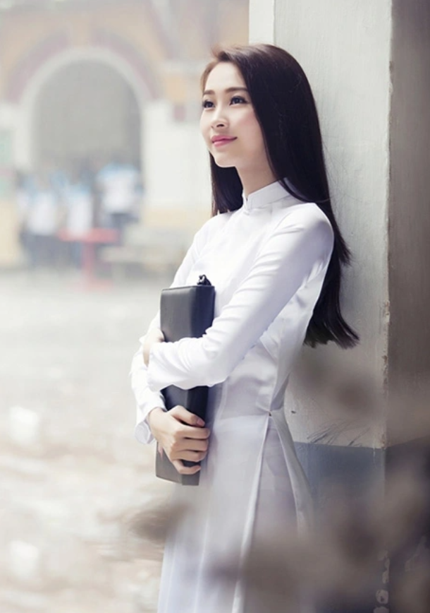 Hoa hậu Đặng Thu Thảo khoe nét đẹp dịu dàng, trong veo khi diện áo dài trắng tinh khôi.