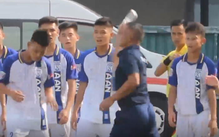 Cựu tiền vệ HAGL đánh học trò ngay trên sân vì khiêu khích đối thủ Ảnh 2