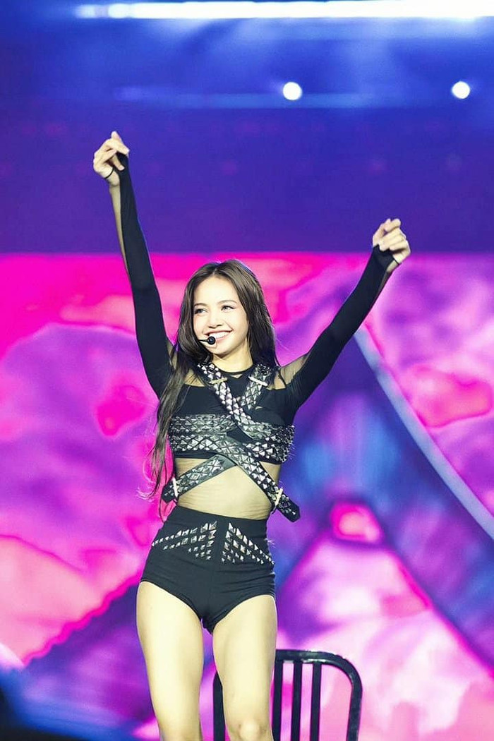 Jennie gặp sự cố giống hệt Lisa trên sân khấu khiến người xem 'đứng tim' Ảnh 6