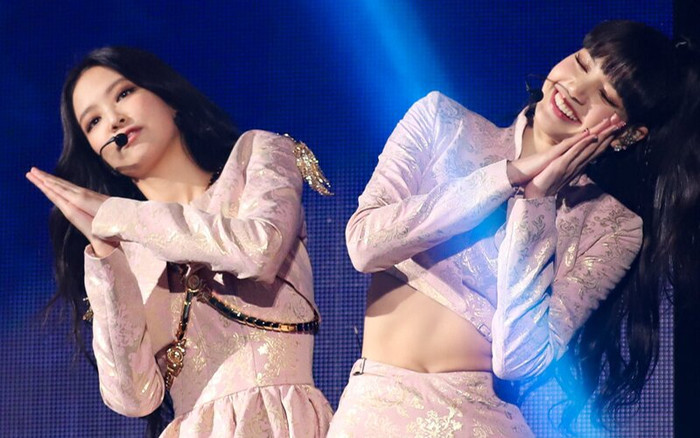 Jennie gặp sự cố giống hệt Lisa trên sân khấu khiến người xem 'đứng tim' Ảnh 2