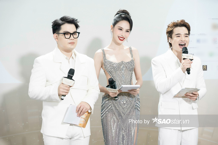 Á hậu Ngọc Hằng đóng vai trò MC cùng hai TikToker Long Chun (trái) - Tun Phạm. 