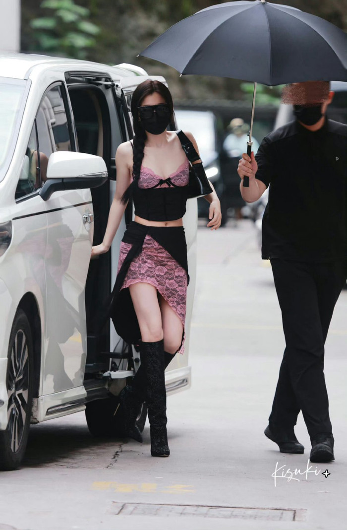 Ngu Thư Hân đeo kính và khẩu trang kín mít, diện trang phục gợi cảm ôm sát cơ thể