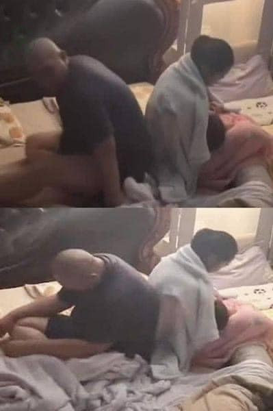 Thấy vợ thức đêm, thương vợ, chồng ngồi im làm điểm tựa cho vợ