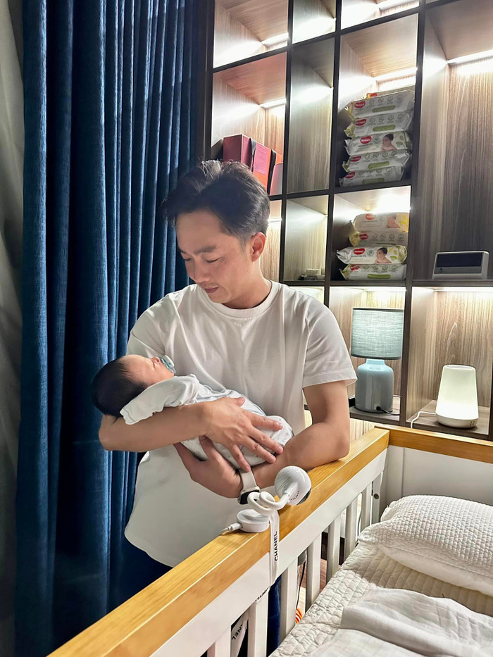 Cường Đô La cùng hai con Subeo - Suchin phụ giúp Đàm Thu Trang chăm nhóc tỳ Sutin. 