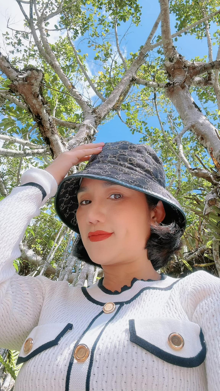 NSƯT Cát Tường cũng chia sẻ những hình ảnh vui vẻ, lạc quan để trấn an khán giả.