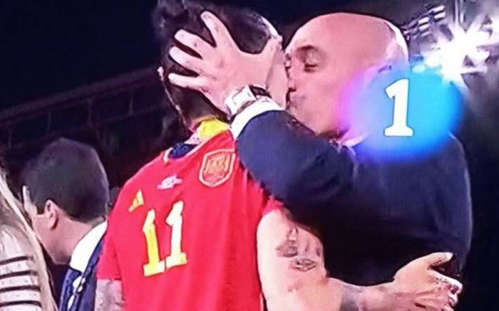 Chủ tịch RFEF sắp bị sa thải vì hôn nữ cầu thủ ở World Cup 2023? Ảnh 2