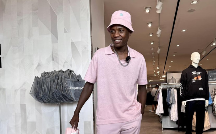 Diện đồ màu hồng nổi bật, Lindo lên sân khấu hát nhạc Việt nhận nhiều lời khen Ảnh 2