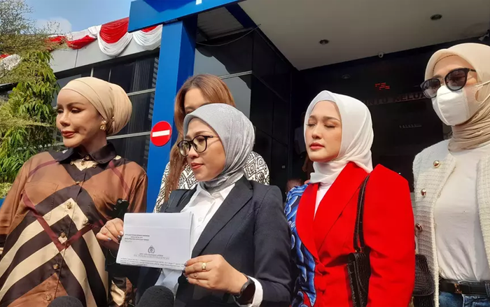 Luật sư của thí sinh Miss Universe Indonesia công khai văn bản về vụ việc trước các phóng viên.