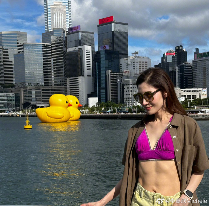 Bên dưới bài đăng, netizen không tiếc lời khen ngợi dành cho vẻ ngoài tươi trẻ của Lý Gia Hân. Bên cạnh đó, cũng có không ít người hâm mộ vào “xin vía” gọn đẹp như bà mẹ một con.  