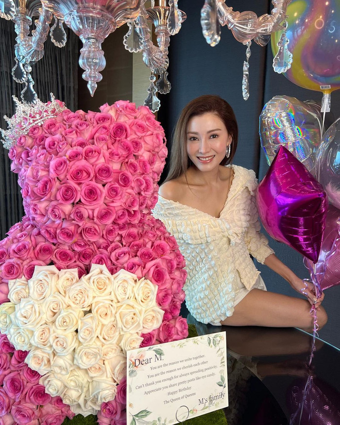 Bước sang độ tuổi ngoài 50 tuổi, dù khuôn mặt đã dần xuất hiện các dấu hiệu của tuổi tác, song phần cơ bụng săn chắc cùng vóc dáng thon thả của Lý Gia Hân vẫn là niềm khao khát đối với nhiều phụ nữ.  