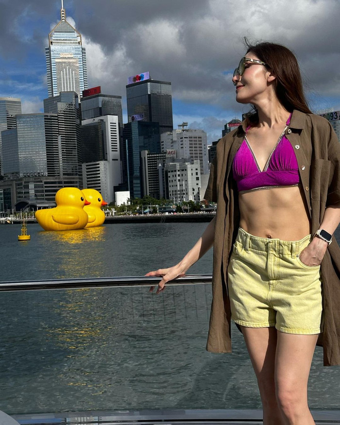 Người đẹp họ Lý thu hút ánh nhìn người đối diện với vòng eo thon gọn cùng những múi cơ săn chắc.  