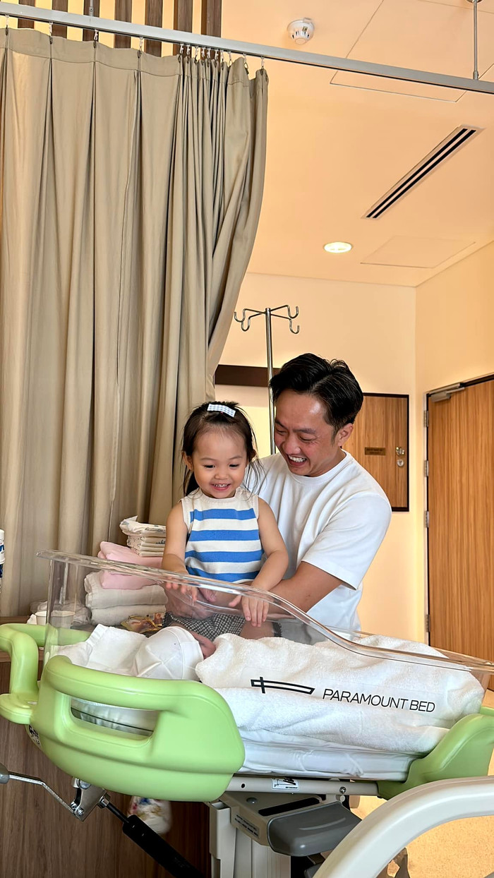 Cường Đô La và ái nữ Suchin luôn túc trực, kề cạnh cùng Đàm Thu Trang trong hành trình 'vượt cạn' đón nhóc tỳ Sutin chào đời. 