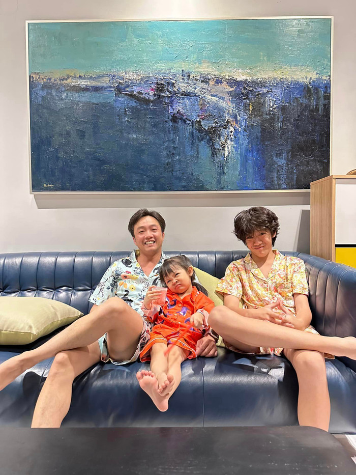 Cường Đô La - Đàm Thu Trang thường xuyên chia sẻ những hình ảnh nhí nhố cùng các nhóc tỳ bên trong căn biệt thự. 