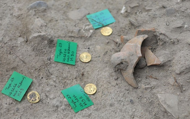 Phát hiện 5 đồng tiền vàng 2.300 tuổi quý hiếm và bí ẩn những bình cổ chứa xương Ảnh 2