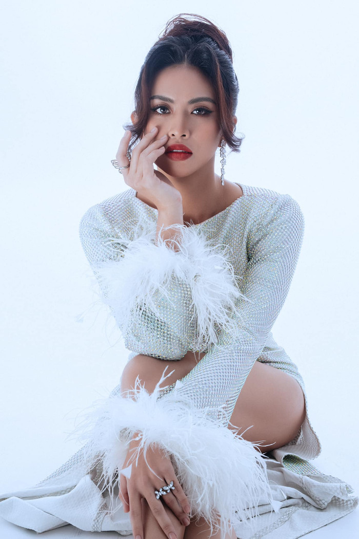 Cô ghi điểm bởi nhan sắc mặn mà, thần thái cuốn hút.