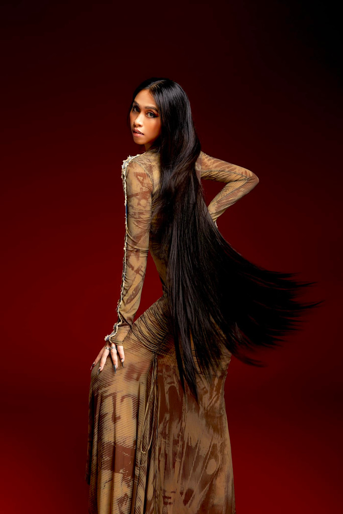 Lấn sân sang đấu trường sắc đẹp đầy xa lạ, người hâm mộ Thanh Diễm hy vọng cô có thể tự tin đối mặt với những thử thách và gặt hái được thành công như mong đợi.