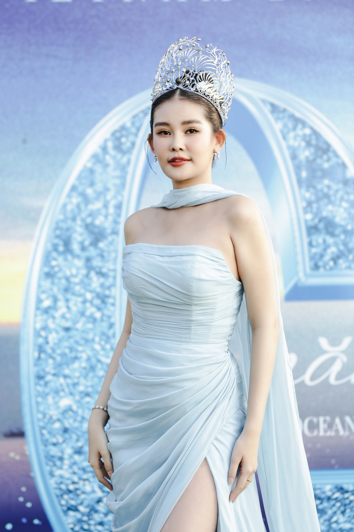 Dù đang mang thai, thế nhưng vóc dáng Lê Âu Ngân Anh vẫn nhỏ gọn đến khó tin.