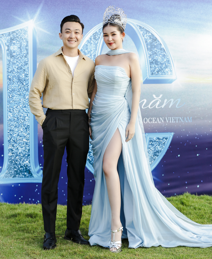 Lê Âu Ngân Anh hạnh phúc đứng cạnh ông xã Phan Tô Ny.