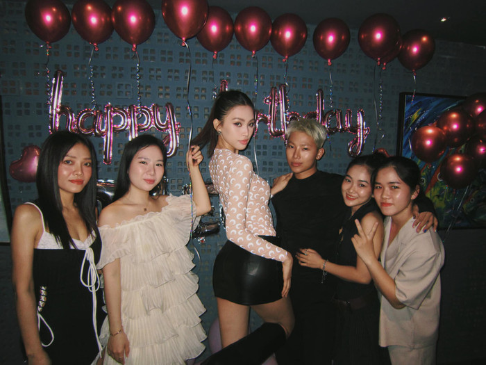  Tiểu Vy đón sinh nhật bên gia đình, nhan sắc mẹ ruột chiếm spotlight Ảnh 3