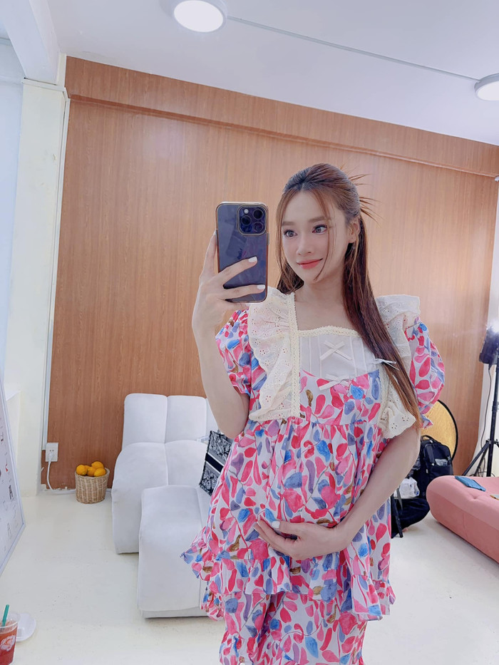 Visual rạng rỡ, xinh đẹp cùng vóc dáng thon gọn của mẹ bầu Nhã Phương trong những tháng cuối thai kỳ. 