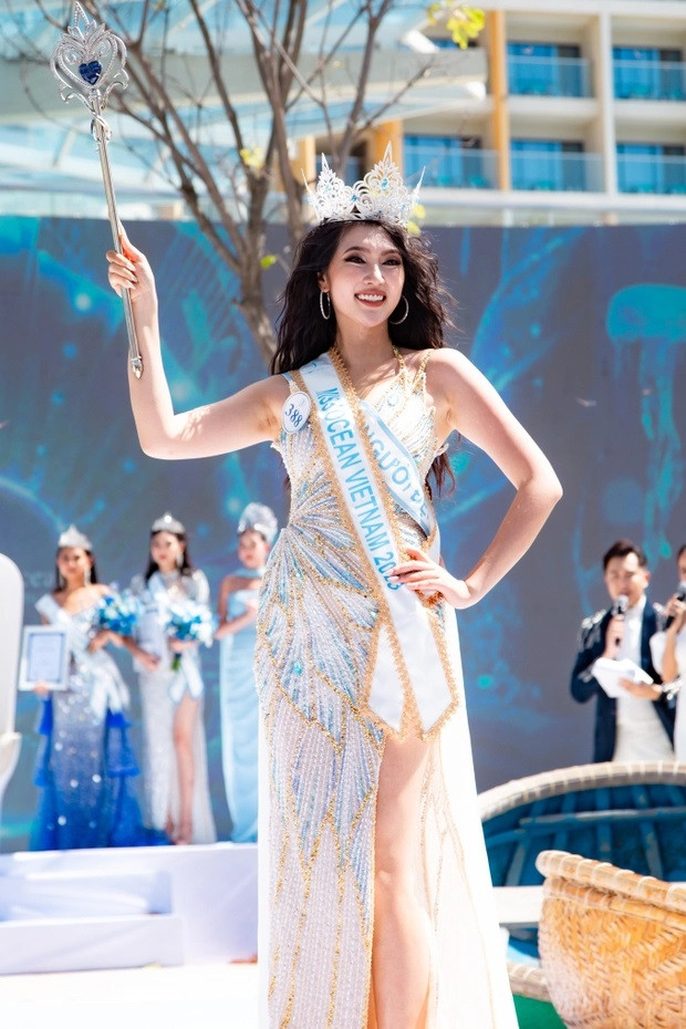 Tân Hoa hậu Trần Thị Thu Uyên tốt nghiệp cử nhân loại giỏi