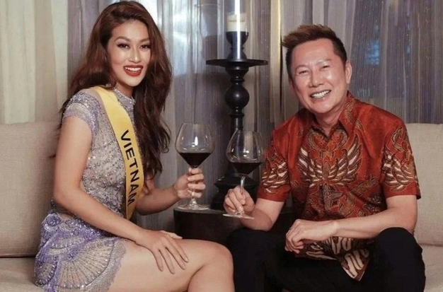 Khoảnh khắc thân thiết của Hoa hậu Thiên Ân và ông Nawat trong khuôn khổ Miss Grand International 2022. 