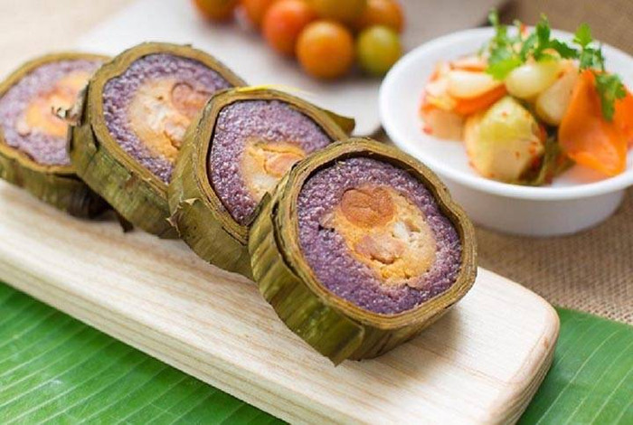 Bánh tét lá cẩm.