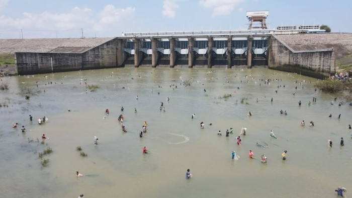 Người dân đổ xô vào thuỷ điện Trị An đánh bắt cá. Ảnh: VTC News