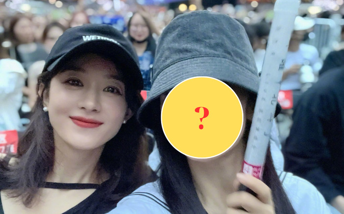 Triệu Lệ Dĩnh bị bắt gặp đi xem concert với một người nổi tiếng, siêu quyền lực Ảnh 2