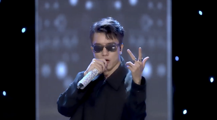 Việc lặp lại các phân đoan trong bài hát khi biểu diễn tại sân khấu Vietnam Idol 2023 của Xuân Định được ban giám khảo chỉ rõ sau khi kết thúc tiết mục