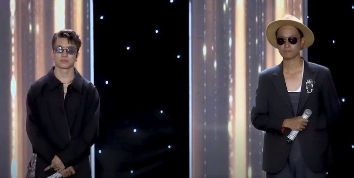 Trên sân khấu Vietnam Idol 2023, cả hai đều ăn vận trang phục màu đen và đeo kính râm