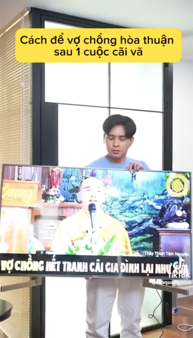 Nam ca sĩ rinh tivi vào tận phòng để bà xã thấu hiếu sau mỗi cuộc cãi vã.