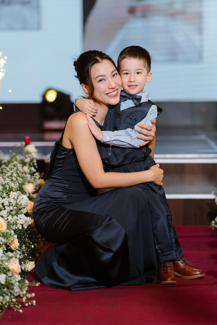 Con trai thường xuyên nhắc nhở Hoàng Oanh việc hai mẹ con phải yêu thương nhau.